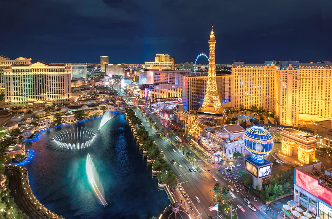 Näkymä Las Vegasin keskustaan taivaalta, mukana mm. Eiffel-torni ja maailmanpyörä